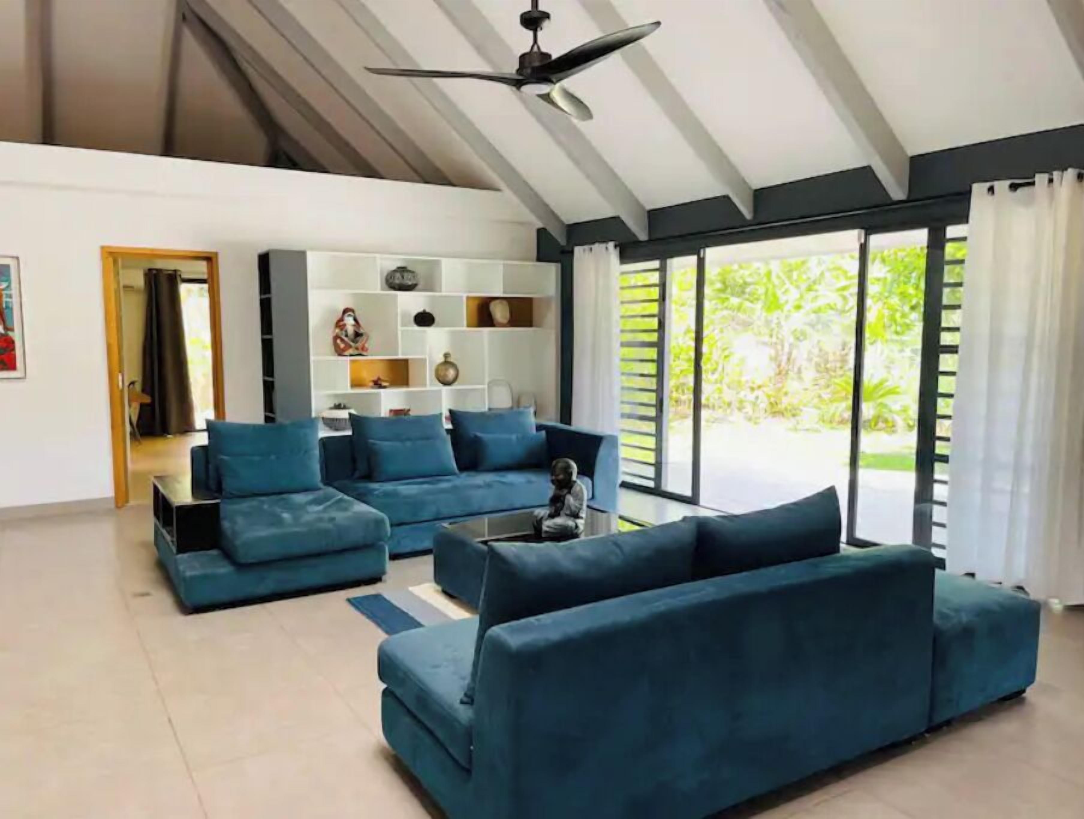 Smart-tv, een dvd-speler, een tafeltennistafel en een printer