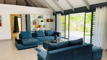 Smart-tv, een dvd-speler, een tafeltennistafel en een printer