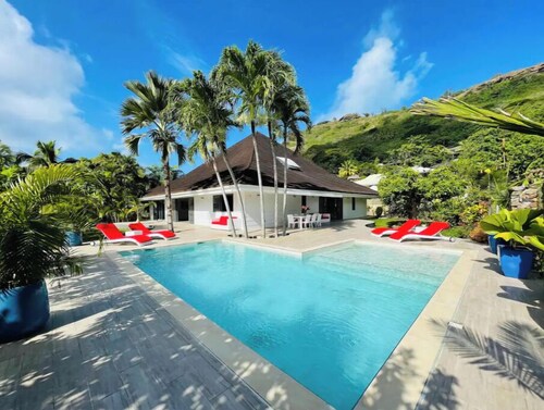 Unique luxuous 350sq m Villa with pool, fitness area, home cinema lounge ....