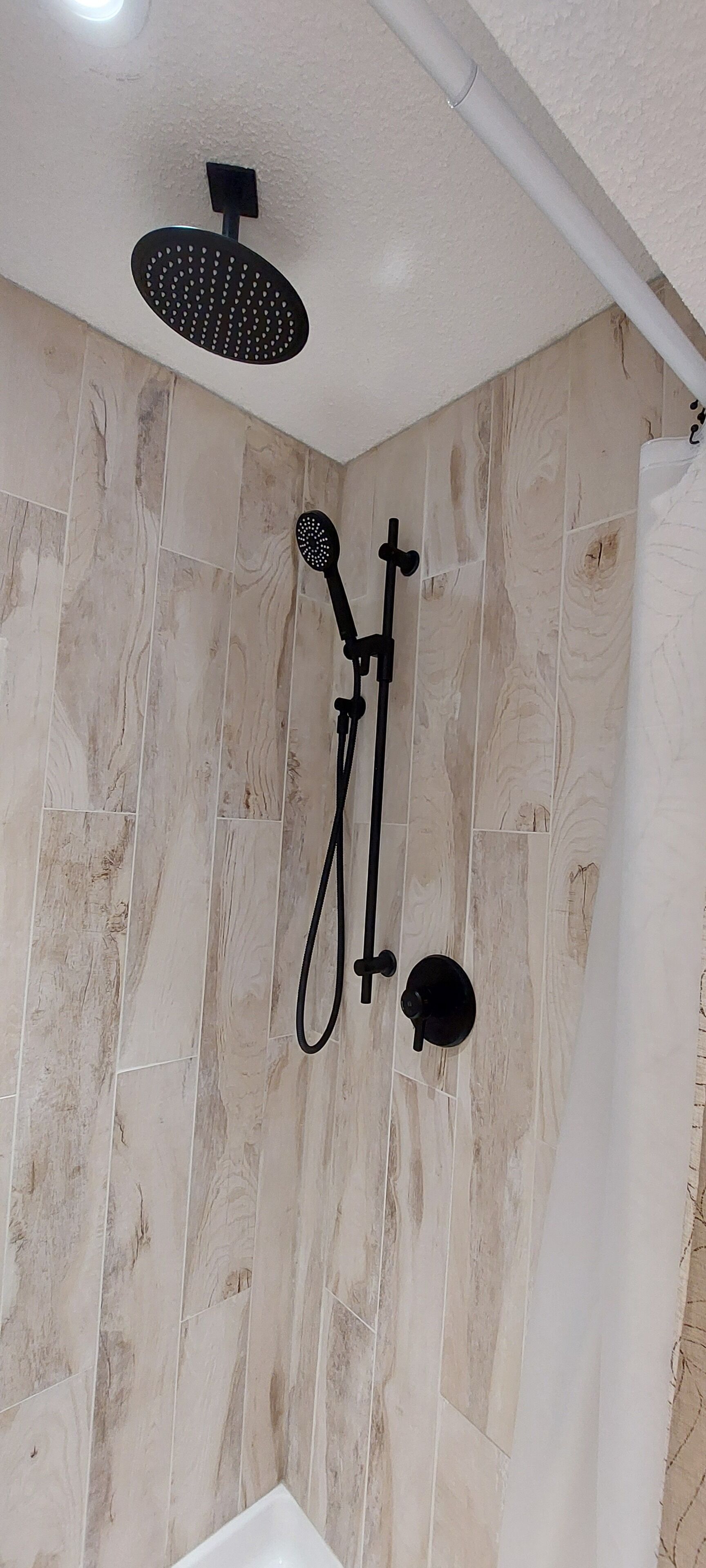 Douche, séchoir à cheveux, plancher chauffant (salle de bain)