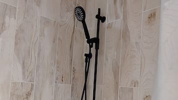 Douche, séchoir à cheveux, plancher chauffant (salle de bain)