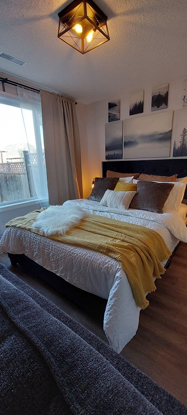 1 bedroom, free WiFi, bed sheets - Cozy basement suite near the mountains (Cochrane)