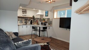 TV - Cozy basement suite near the mountains (Cochrane)