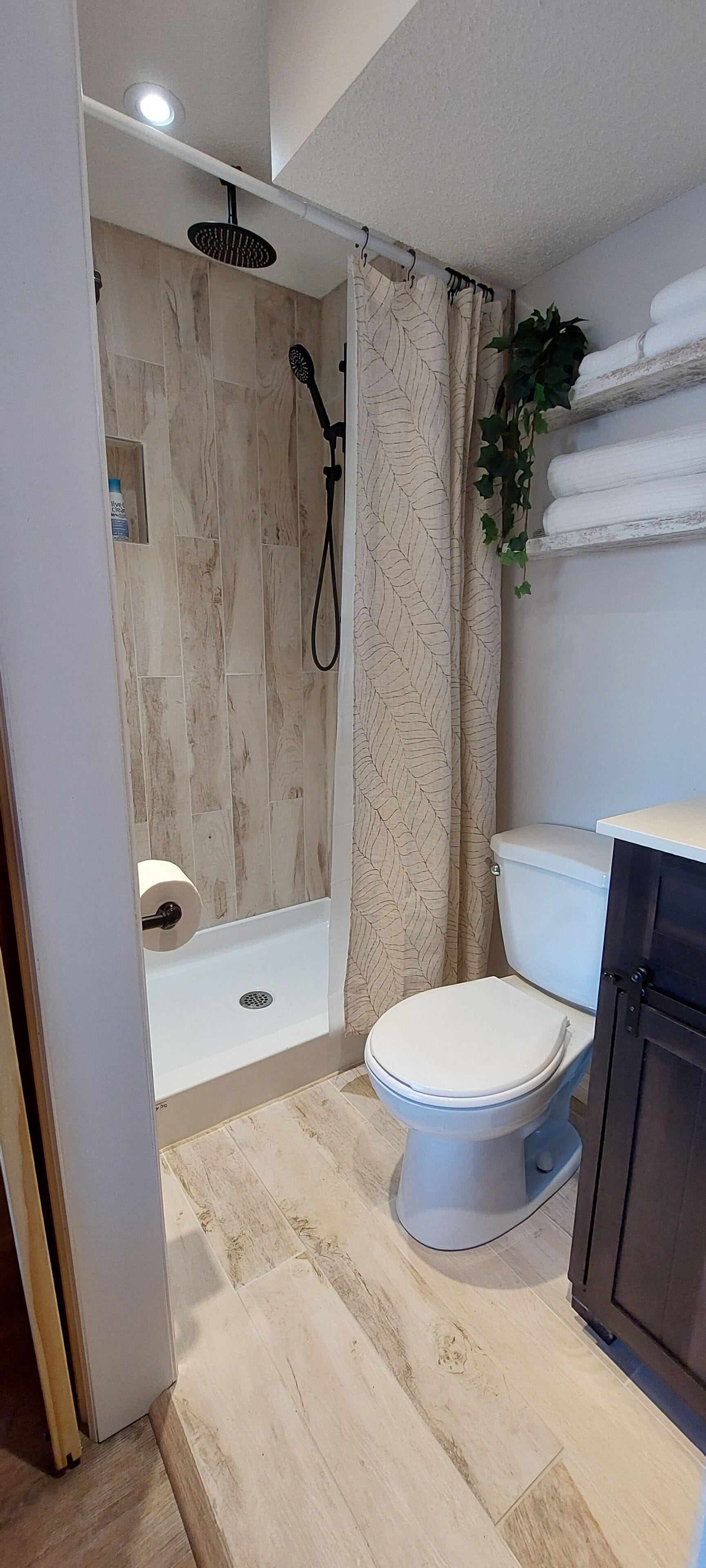 Shower, hair dryer, heated floors (bathroom), towels