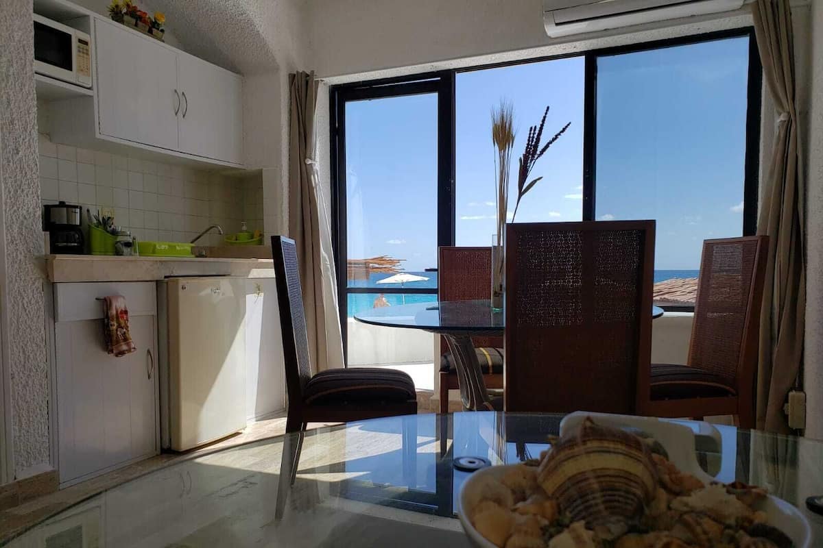 Suite básica, 2 camas matrimoniales, vista al mar | 2 habitaciones, ropa de cama de alta calidad y edredón