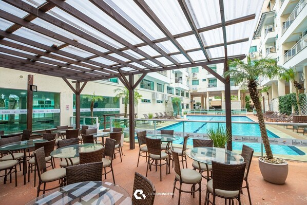 Piscine couverte, 2 piscines extérieures