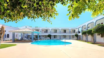 AuĂenpool, geöffnet von 10:00 Uhr bis 22:00 Uhr, Sonnenschirme