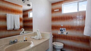 Chambre Standard, 1 très grand lit | Salle de bain