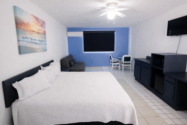 Deluxe Single Room, 1 King Bed | Down comforters, iron/ironing board (on request), bed sheets