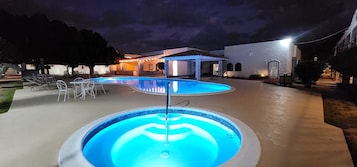 Piscina externa, funciona das 10h às 22h, guarda-sóis, espreguiçadeiras