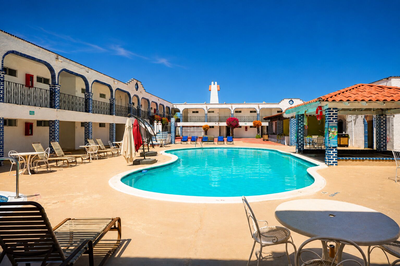 Piscine extérieure, parasols de plage, chaises longues