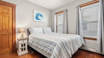 2 bedrooms, desk, iron/ironing board, WiFi