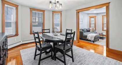 Tufts 2 Bed + Office & Free Parking