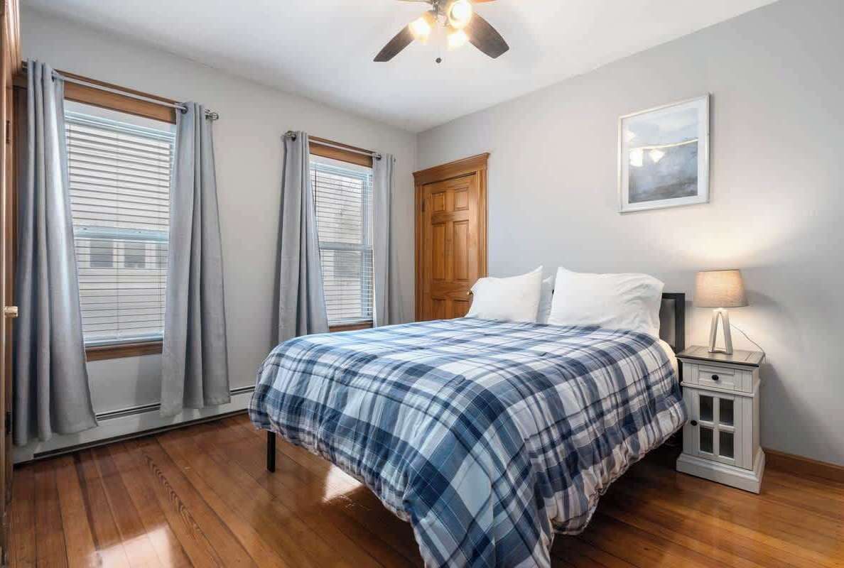 2 bedrooms, desk, iron/ironing board, WiFi