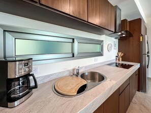 Réfrigérateur, micro-ondes, plaque de cuisson, cafetière/bouilloire