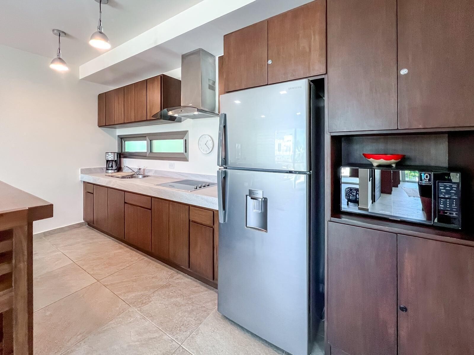 冷蔵庫、電子レンジ、コンロ、コーヒー / ティーメーカー