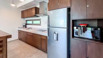 KĂŒhlschrank, Mikrowelle, Herdplatte, Wasserkocher mit Kaffee-/Teezubehör