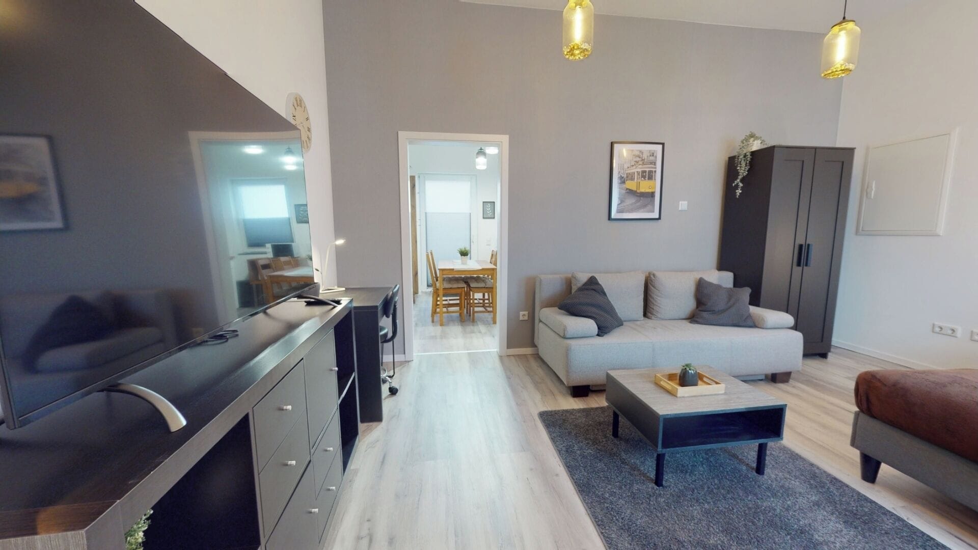 Smart TV, books, stereo