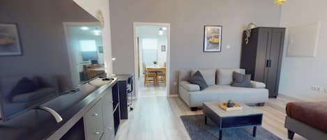 TV connectée, livres, chaîne hi-fi