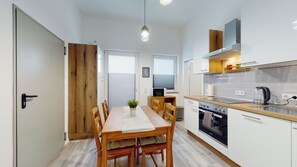 Réfrigérateur, four à micro-ondes, un four, surface de cuisson