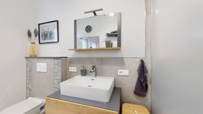 Een douche, een haardroger, handdoeken, zeep
