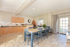 Refrigerador, lavavajillas, utensilios de cocina