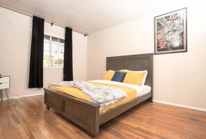 4 bedrooms, desk, iron/ironing board, travel crib