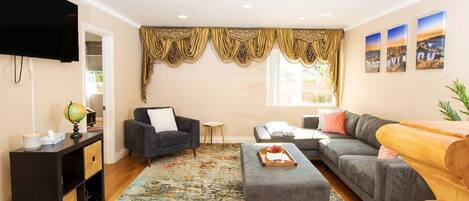 TV connectée, cheminée, baby-foot, livres