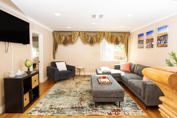 Smart-TV, Kamin, Tischfußball, Bücher