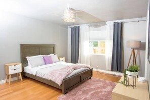 4 Schlafzimmer, Schreibtisch, Bügeleisen/Bügelbrett, Reisekinderbett