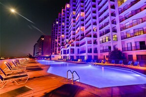 من حمّامات السباحة المغطاة، حمّام سباحة مُدفَّأ