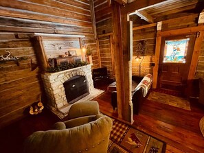 Smart TV, chimenea y libros 