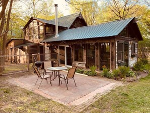 Outdoor dining - A Rustic Cabin on Long Lake (Grove City)