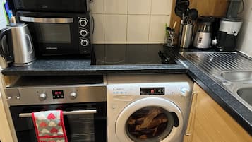 Angel Studio 1 | Private kitchen | Fridge, microwave, stovetop, cleaning supplies