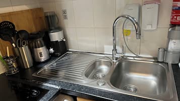 Angel Studio 1 | Private kitchen | Fridge, microwave, stovetop, cleaning supplies