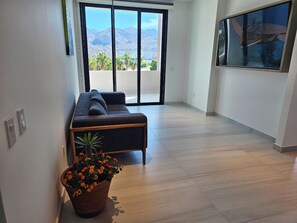 Ático de lujo, varias camas | Zona de estar | Smart TV de 55 pulgadas con canales digitales