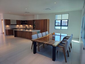 奢華頂樓客房, 多張床 | 私人廚房 | 義式濃縮咖啡機