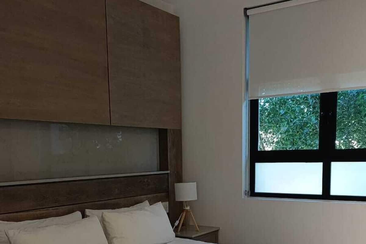 Suíte júnior, 1 quarto | Roupas de cama premium, edredons de pluma, cofres nos quartos