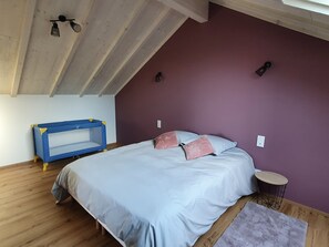 3 Schlafzimmer, Reisekinderbett, kostenloses WLAN, Bettwäsche