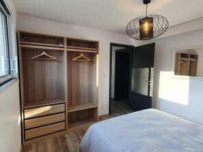 3 bedrooms, travel cot, free WiFi, bed sheets