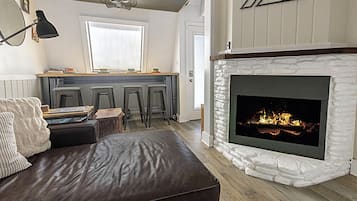 TV connectée, cheminée, jeux vidéo, lecteur de DVD