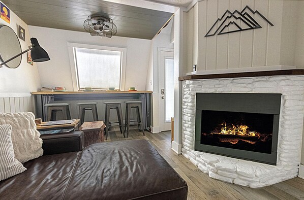 Smart TV, fireplace, video games, DVD player - Shamrock 21A: Winter Escape for You & Your Dog with Fireplace & EV (Snowshoe)