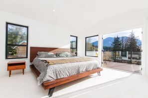 4 bedrooms, desk, iron/ironing board, free WiFi