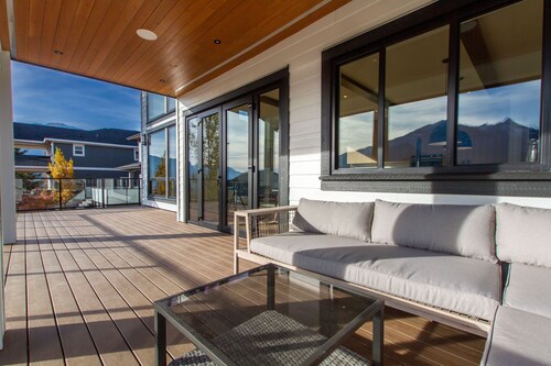 Mountain View Home w/ Gym, Sauna & Cold Plunge