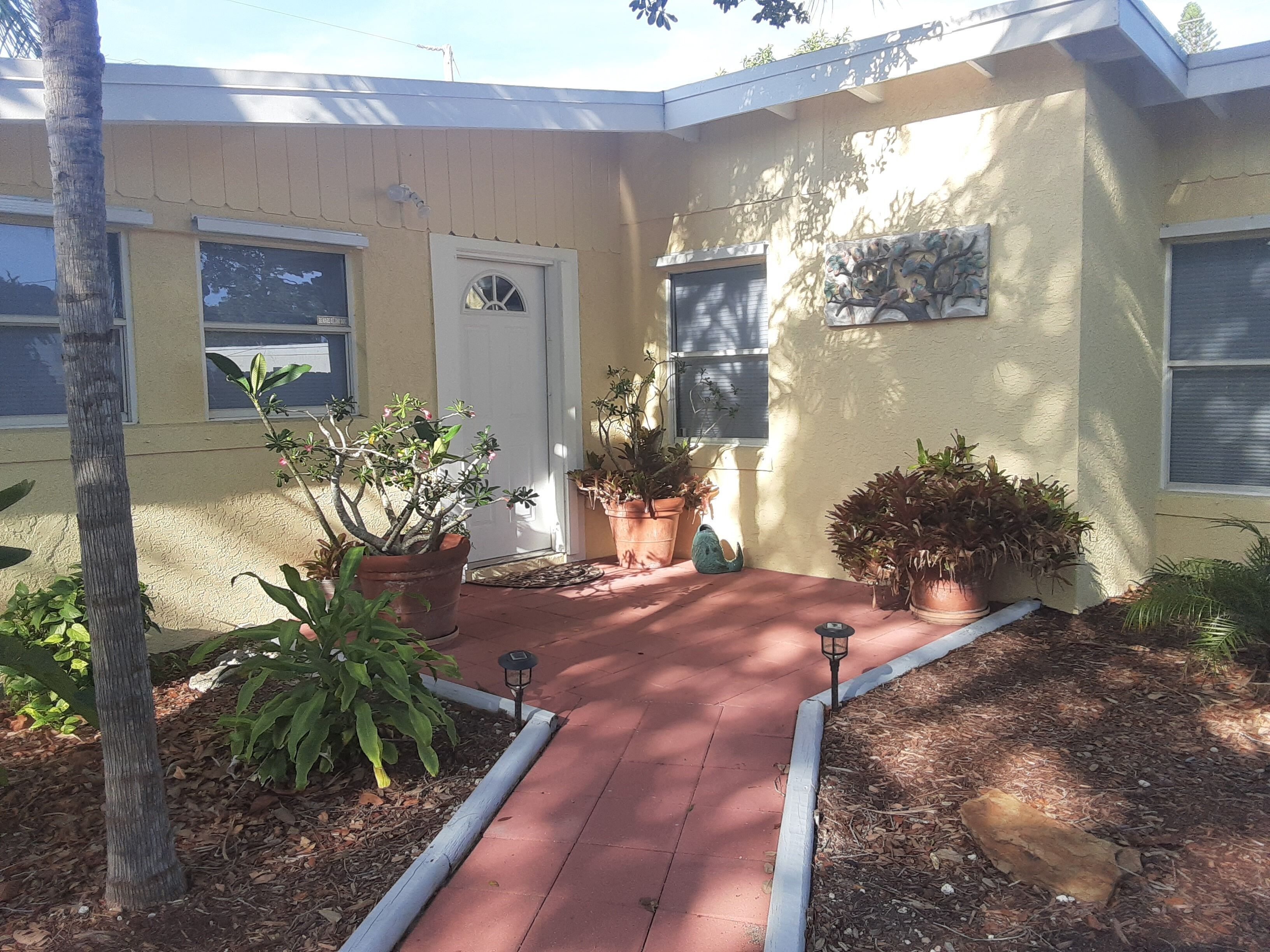 "Chuck's Cottage" in Jensen Beach with Pool Table, quick drive to Beaches