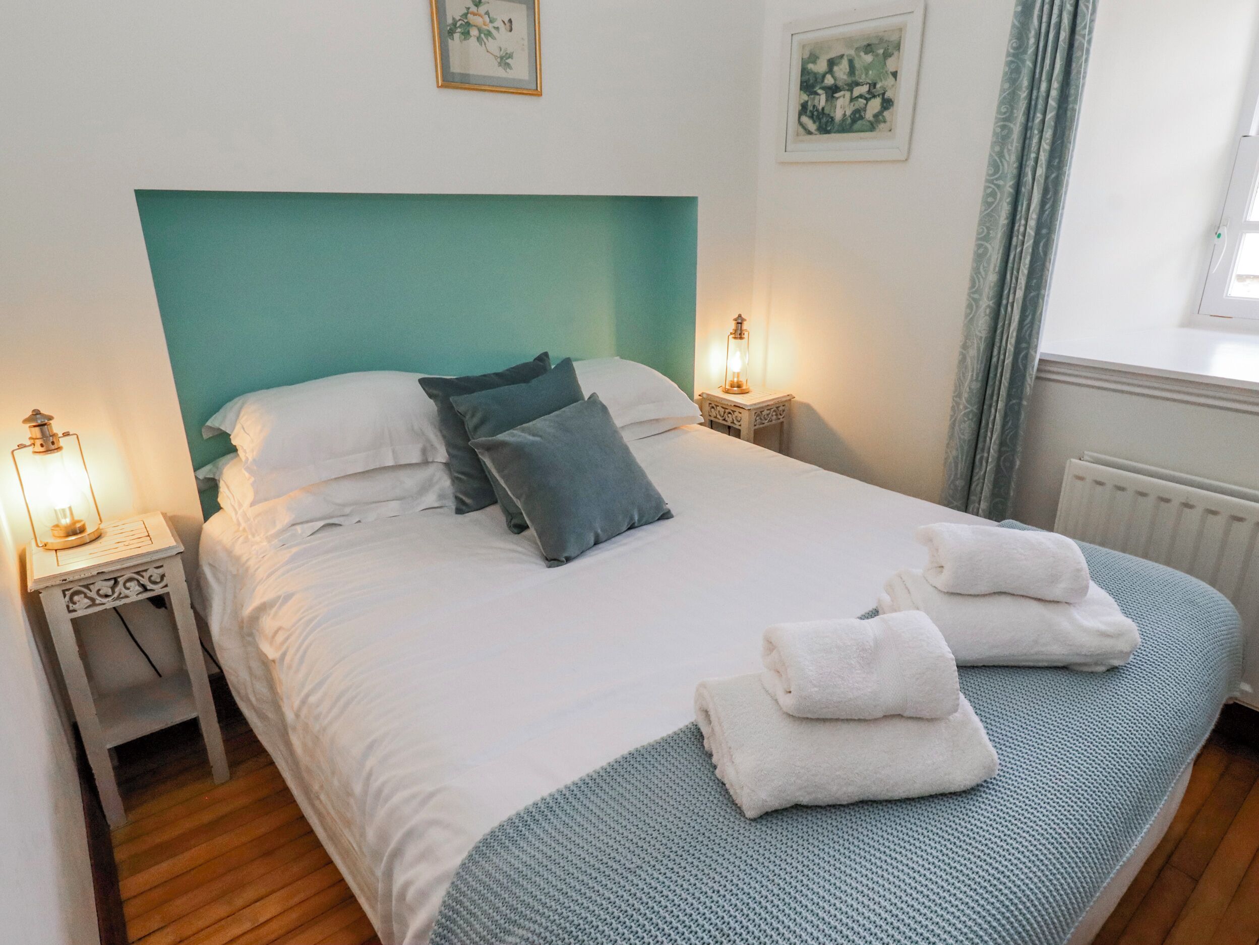 2 Schlafzimmer, individuell dekoriert, individuell eingerichtet