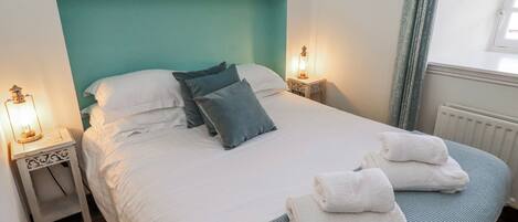 2 Schlafzimmer, individuell dekoriert, individuell eingerichtet