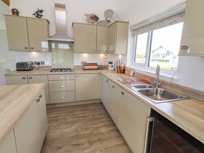 Réfrigérateur, lave-vaisselle, vaisselle et ustensiles