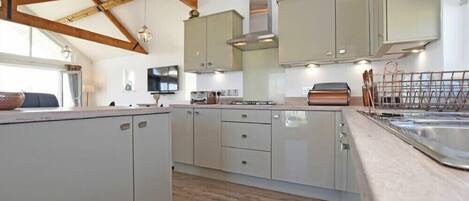 Refrigerador, lavavajillas y utensilios de cocina