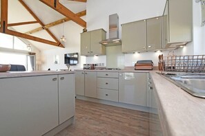 Fridge, dishwasher, cookware/dishes/utensils - Spindrifter (Chathill)